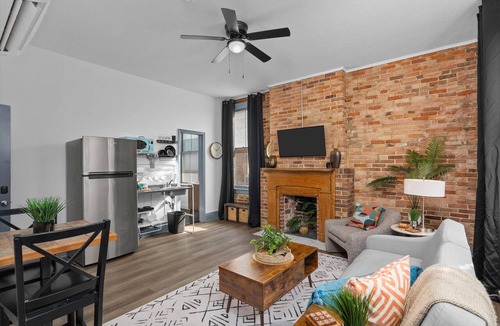 Olde Town Augusta Apartment | 1 bedroom, 1 bathroom suite in Downtown Augusta. The sleeping arrangements for this unit are a full bed and a pull-out couch in the living room.