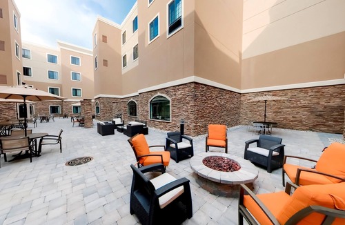 Bryant Pattengill East Apartment | 1 Bedroom | 24 Hour Business Center + Indoor Pool