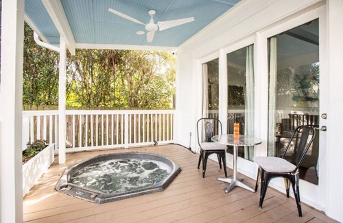 Faubourg Delachaise Apartment | 1 Bedroom Apartment with Courtyard Upper garden Magazine Art District
