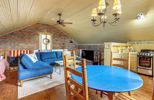 Madison Apartment | 1 Block to Main St: 'Second Street Carriage House'