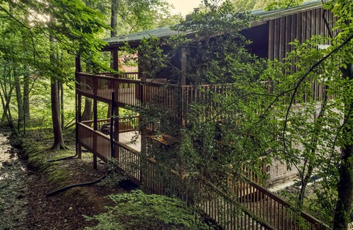 Cosby Cabin | #1 KID'S CABIN! JUST RENOVATED| CREEK| MINI GOLF⛳️PIRATE PLAY SHIP🏴‍☠️ HOT TUB