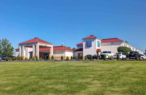 Shepherdsville Apartment | 1 King Bed | Mobility Accessible Tub, Nsmk