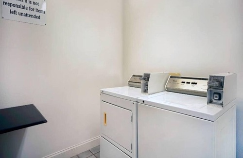 Grand Rivers Apartment | 1 King Bed | Mobil Access Tub Nsmk Micfridg