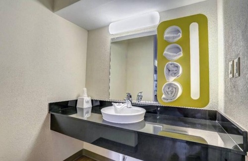 Dickson Apartment | 1 King bed|Non smoking