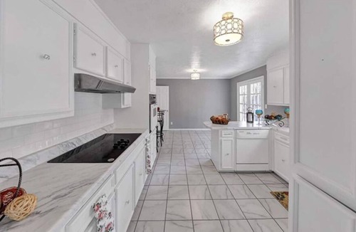 Anniston House | #1 Luxury Home Stay w/ Lake Views
