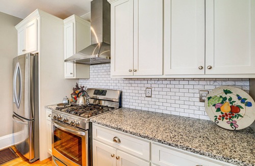 Bristol Cottage | 1 Mi to Dtwn: Bristol Cottage w/Hot Tub & Grill!