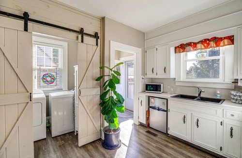 Bristol Cottage | 1 Mi to Dtwn: Bristol Cottage w/Hot Tub & Grill!