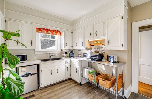 Bristol Cottage | 1 Mi to Dtwn: Bristol Cottage w/Hot Tub & Grill!