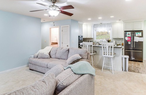 Newburgh Cottage | 1 Mi to Dtwn Newburgh: Quiet Home w/Yard!