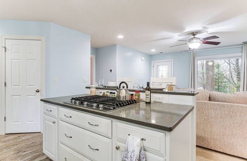 Newburgh Cottage | 1 Mi to Dtwn Newburgh: Quiet Home w/Yard!