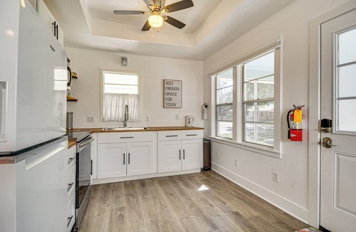 Long Beach Cottage | 1 Mi to Gulf Coast! Couples Retreat in Long Beach