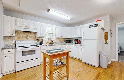 Iuka Cabin | 1 Mi to Pickwick Lake! Tranquil Wooded Cabin