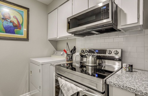 Highlands - Perkins House | 1 Mi to Tiger Stadium: Sleek University South Gem!