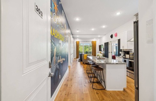 Inglewood Apartment | 10 Beds NashVegas themed condo Downtown Nashville