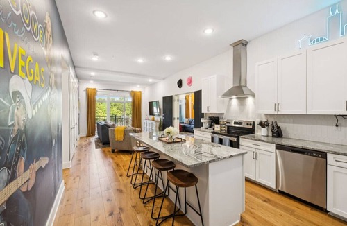 Inglewood Apartment | 10 Beds NashVegas themed condo Downtown Nashville