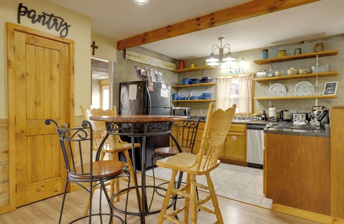 Sevierville Apartment | 10 Mi to Dollywood: Cozy Apt w/Shared Fire Pit