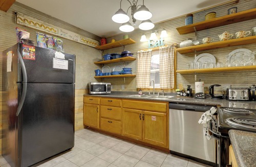 Sevierville Apartment | 10 Mi to Dollywood: Cozy Apt w/Shared Fire Pit