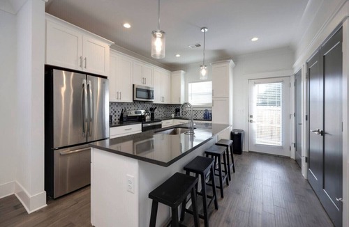 Charlotte Park Villa | 10 Mins To Broadway - Music City Modern Townhome