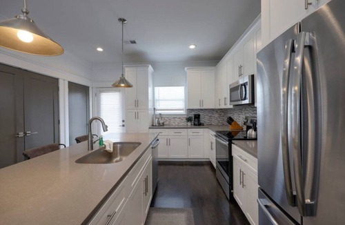 Charlotte Park House | 10 Mins To Broadway - Spacious Townhouse