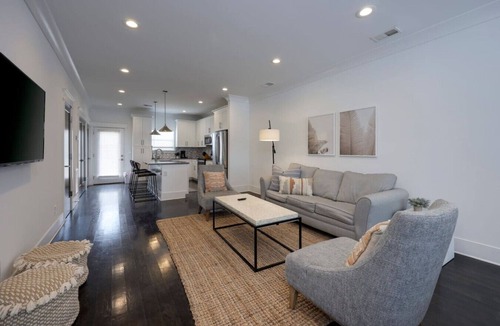 Charlotte Park House | 10 Mins To Broadway - Spacious Townhouse