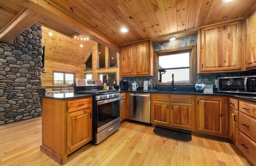 Blue Ridge Cabin | 10% Off Member Deal OMG Views 10 Min to Downtown Private Hot Tub Deck Firepit