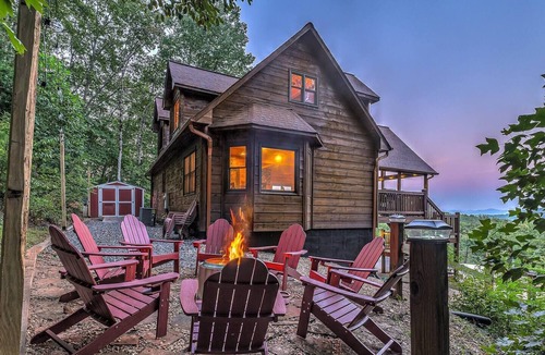 Blue Ridge Cabin | 10% Off Member Deal OMG Views 10 Min to Downtown Private Hot Tub Deck Firepit