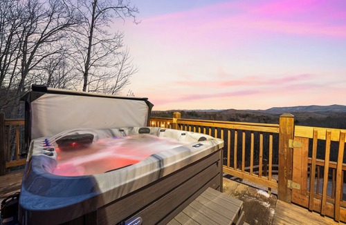 Blue Ridge Cabin | 10% Off Member Deal OMG Views 10 Min to Downtown Private Hot Tub Deck Firepit