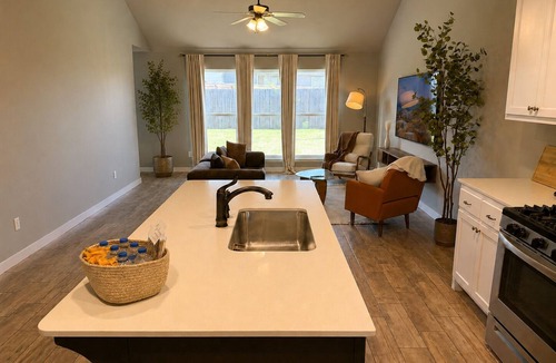 Broken Arrow House | 10 Sleeps, Spacious Family, Friends & Pet Condo, Near Rose Dist & Gathering PL