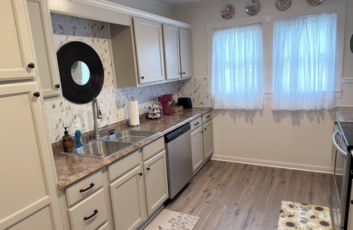 Batesville House | 107 Cottage-Spacious 4BR Cottage-Fenced Yard + Office-Near Lyon & Downtown