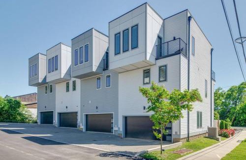 Katie Hill Neighborhood House | 10m to DT-HotTub/Pool TB/Karaoke -Johnny Cash HM