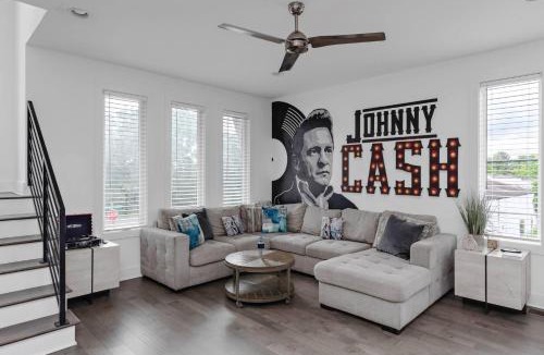 Katie Hill Neighborhood House | 10m to DT-HotTub/Pool TB/Karaoke -Johnny Cash HM
