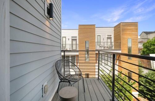 Katie Hill Neighborhood House | 10m to DT-HotTub/Pool TB/Karaoke -Johnny Cash HM