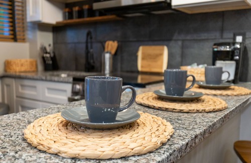 Ashley Oaks House | 10min to UT, 2 kitchens, 7 beds in 4 bedrooms, 2 baths, hot tub, firepit, arcade