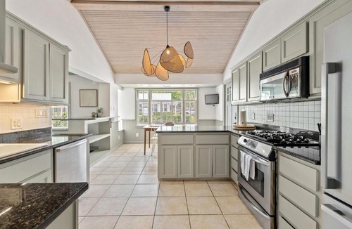 Old Village House | 1111 Simmons St - MTP