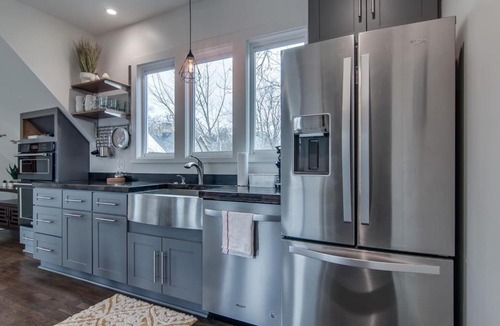 Historic Waverly Apartment | 12 South Loft Walk to Coffee and Murals plus King Bed