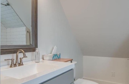 Historic Waverly Apartment | 12 South Loft Walk to Coffee and Murals plus King Bed