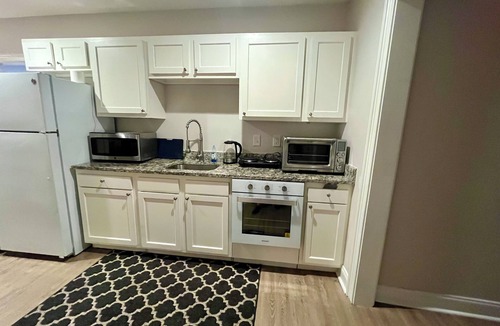 North Charleston House | 13 Bedroom 9 Bathroom crew housing, 2 kitchens, laundry rooms, parking, unit c+f