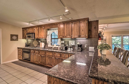 Royal House | 13 Mi to Hot Springs: Serene Royal Home w/Deck!