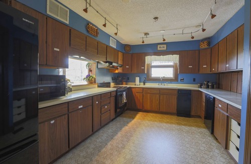 Barnardsville House | 14 mi to Asheville - convenience with privacy, 8 Acres, Hot Tub & Mtn Views