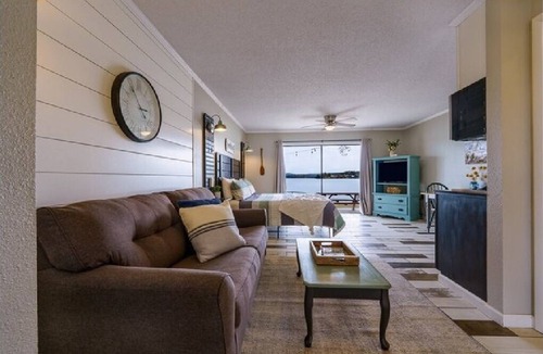 Hot Springs Hotel | #14 The Cove - King Room (pet-friendly)