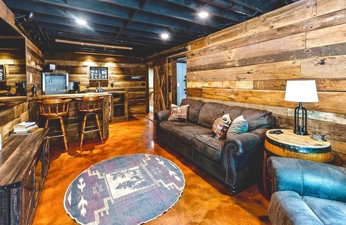 Georgetown Cabin | 15 min from Louisville KING Bed Spacious & Private 9 Person Luxury Hot tub