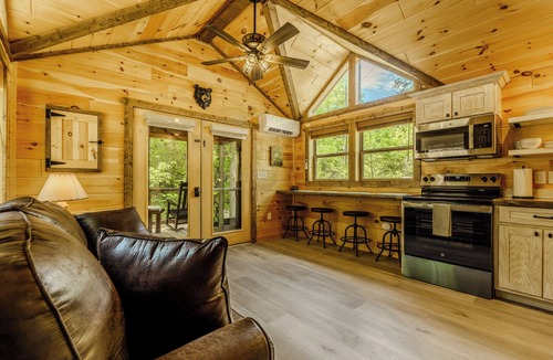 Sevierville Cabin | 15 Minutes from Skyland Ranch. Brand New Cozy Cabin. Huckleberry Cabin