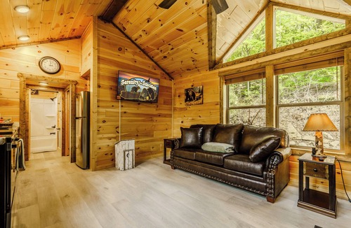 Sevierville Cabin | 15 Minutes from Skyland Ranch. Brand New Cozy Cabin. Huckleberry Cabin