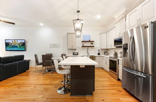 Faubourg Lafayette House | 15% OFF Monthly | 10% OFF Weekly-Stunning Modern & Fully-Upgraded 5 BR w Pool
