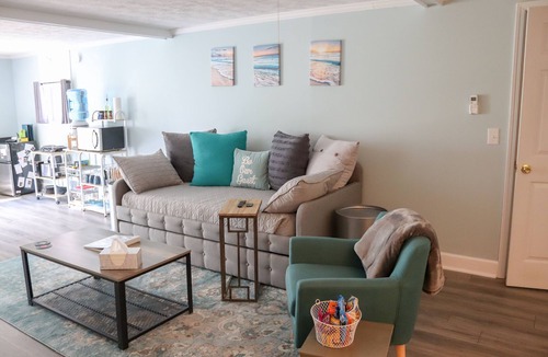 Weaverville Apartment | 15min from downtown. Perfect couples vacation, Porch, patio. Pet-friendly!