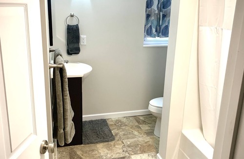 Weaverville Apartment | 15min from downtown. Perfect couples vacation, Porch, patio. Pet-friendly!