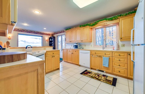 Good Hart House | 17 Mi to Skiing! Lake-View Michigan Home w/Deck