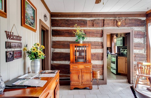 Fisherville Cabin | 1847 Log Home with modern comfort. Near Louisville & Bourbon Trail