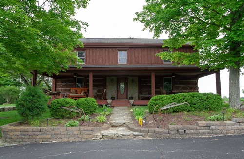 Fisherville Cabin | 1847 Log Home with modern comfort. Near Louisville & Bourbon Trail