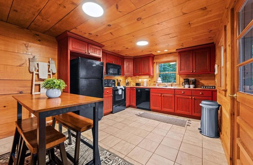 Mirror Lake Cabin | 1930's Highlands Hideaway, Restored Cozy Cabin, Dog Friendly, Fiber Optic WI-FI